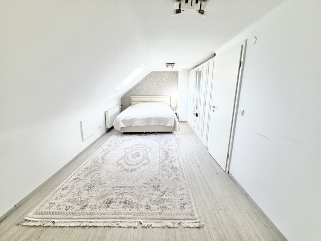 Schlafzimmer DG